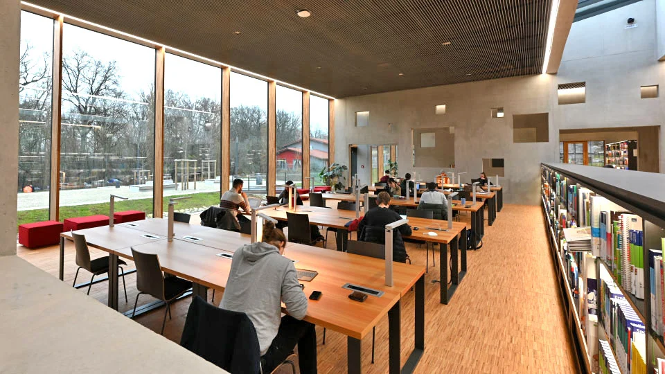 Prof. Dr. Lucila Patiño Studencki ist Leiterin des Labors für Vehicle2X-Technologien und Fahrzeugkommunikation am Studienort Kronach der HS Coburg.